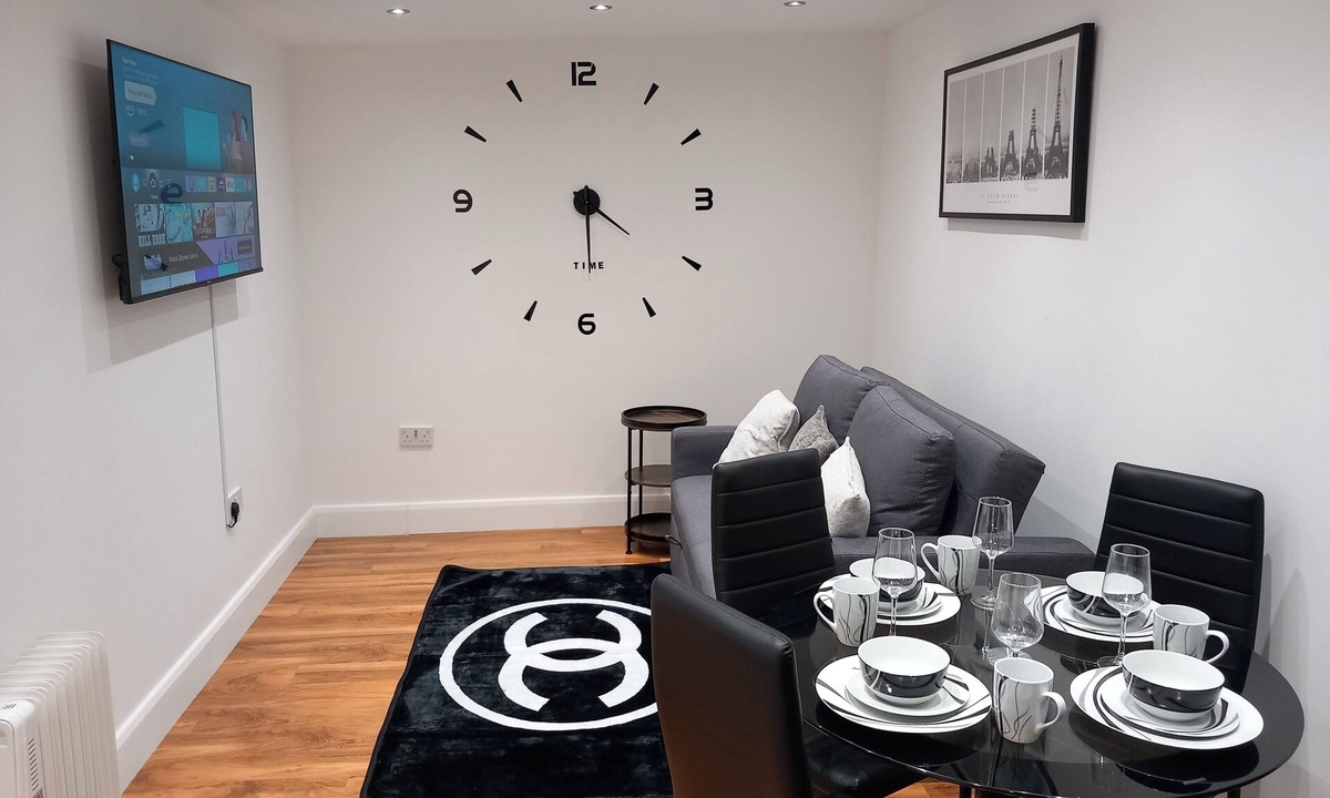 Erith Cabin | Erith 1-Bed, Sleeps 3, 2 Mins to Station