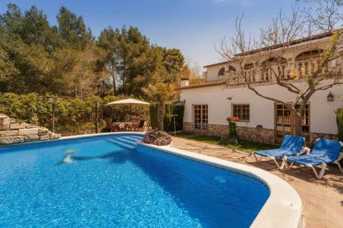 Castellet i la Gornal Villa | Escapada con Piscina Climatizada y Área Infantil
