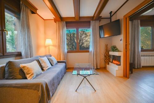 Aixirivall Apartment | Escapada Natural con Parking, Vistas y Jardín