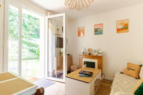 Etretat House | "Escapade Nature" 1 place de parking et jardin paysager by Art De Voyager