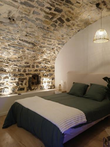 Villeneuve-de-Berg Apartment | Escapade romantique ardéchoise