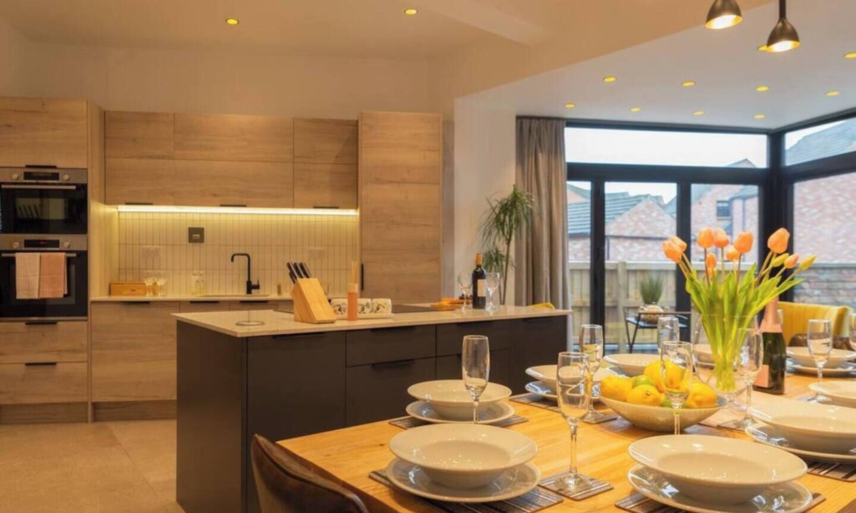 York House | Escape 2 Unwind At The Parade, Accommodates 10