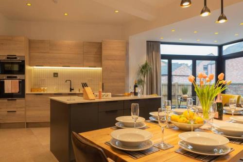 York House | Escape 2 Unwind At The Parade, Accommodates 10