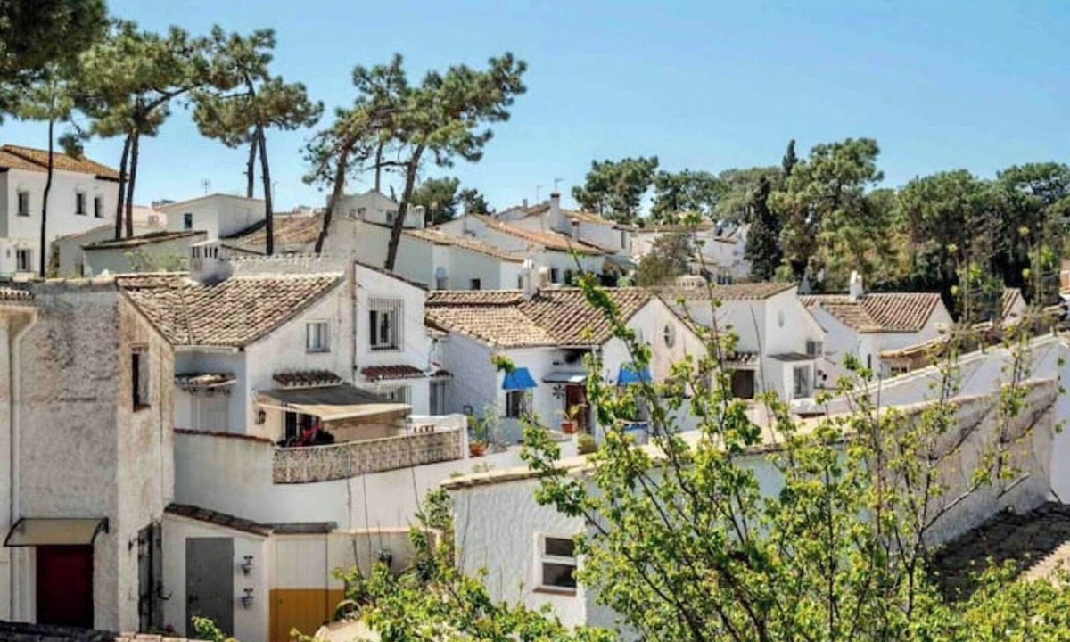 Urbanizacion Hacienda las Chapas Apartment | Escape at Marbella;Premium Apartment/5min on Beach