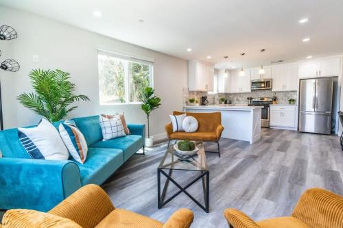 Burbank House | Escape in Modern 4BR Home Sleeps 10 with Parking