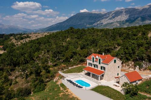 Garjak House | Escape on Lake - private retreat with Pool & Jacuzzi