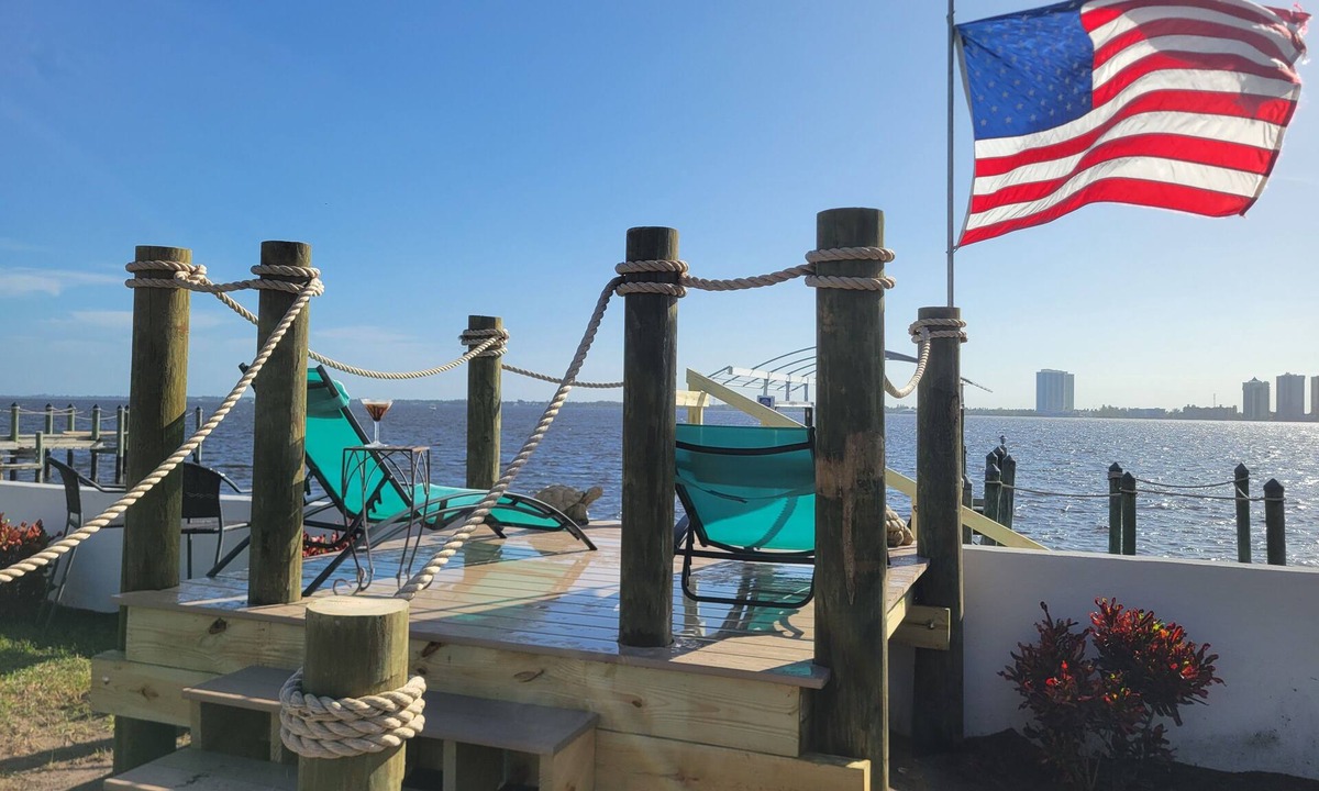 Fort Myers House | Escape the cold for 80° & Sunny w/Million Dollar 3BR Waterfront & Skyline View!