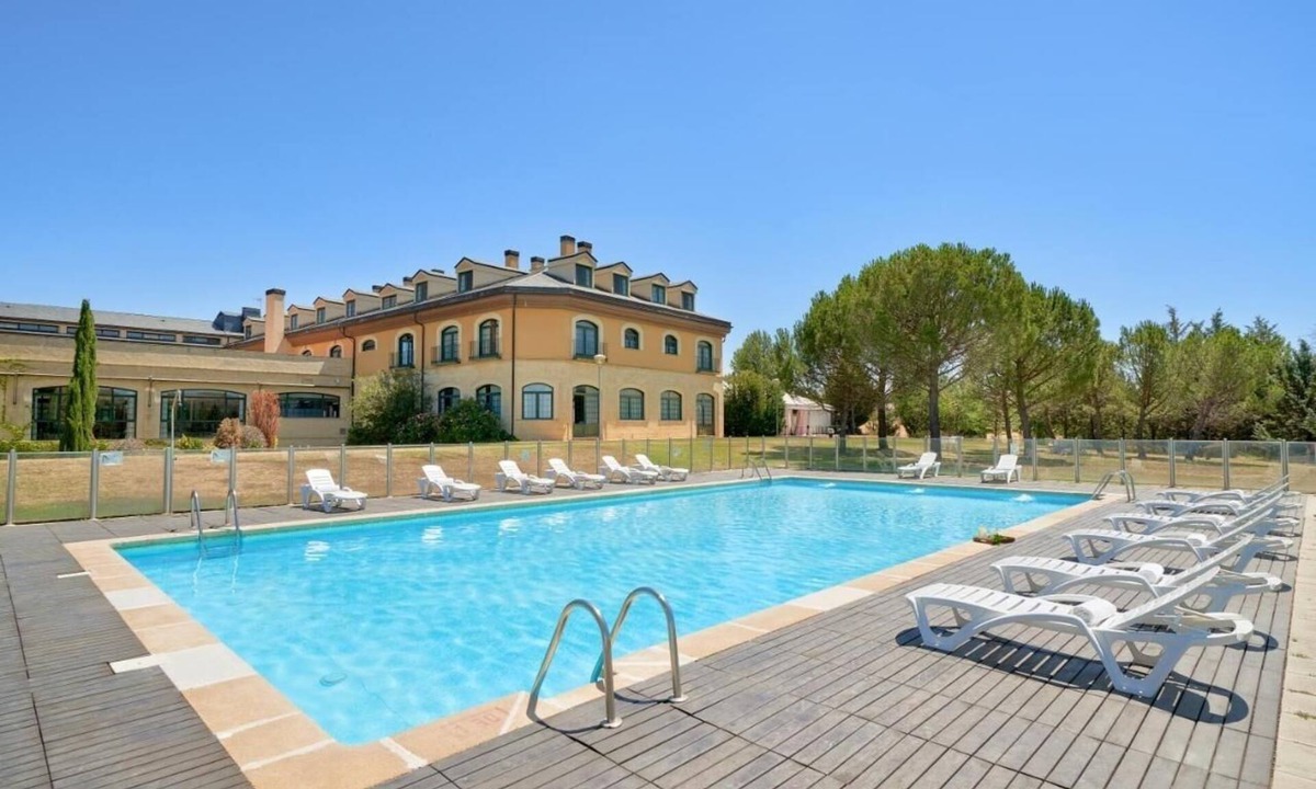 Cebreros Hotel | Escape to a Spacious Room Surrounded by Beautiful Gardens