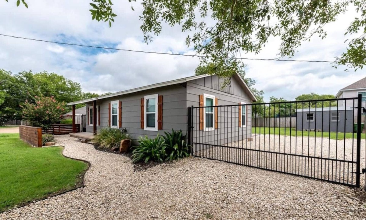 Waco House | Escape to Bear Den Retreat—your private Waco sanctuary just 5 mins from Baylor Whether you're gathering with family, going to the game or chasing Chip & Jo dreams, this Texas stay is where style meets soul.