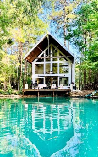 Waller House | Escape to Elegance: Waterfront Cabin in a Texas Forest – Ideal Glamping Getaway