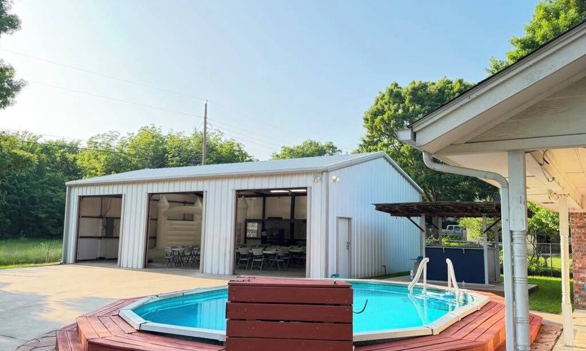Gainesville House | Escape to Floral Cottage, a charming 3-bed, 2-bath retreat in Gainesville for up to 10 guests. This peaceful home in a quiet residential area features a private pool & spacious yard. Perfect for families or groups seeking a relaxing getaway.