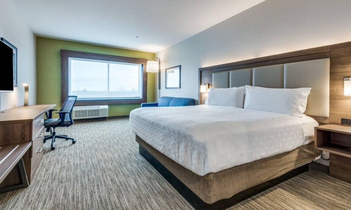 Denton House | Escape to our Lovely Retreat! Enjoy Pool & Gym!