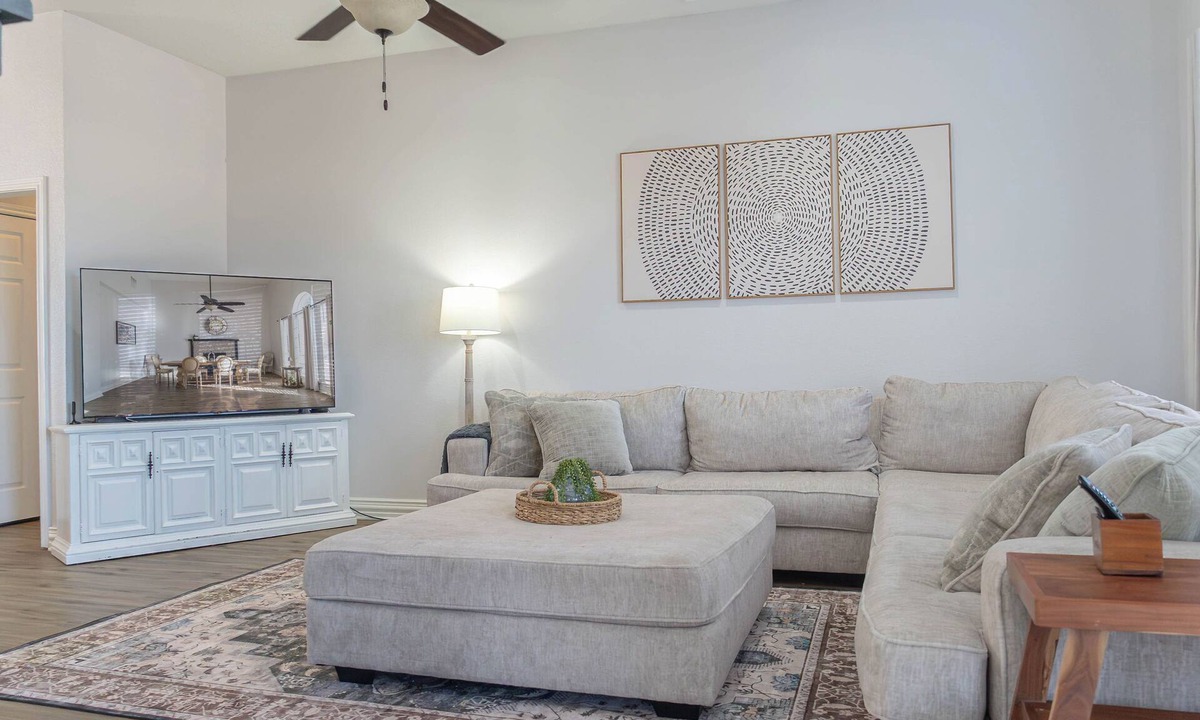 Southwest Arlington House | Escape to our spacious modern home in the Dallas-Fort Worth area! Perfect for families and friends, it features multiple living areas, a full kitchen, private backyard, and easy access to Arlington, Dallas, and Fort Worth attractions.