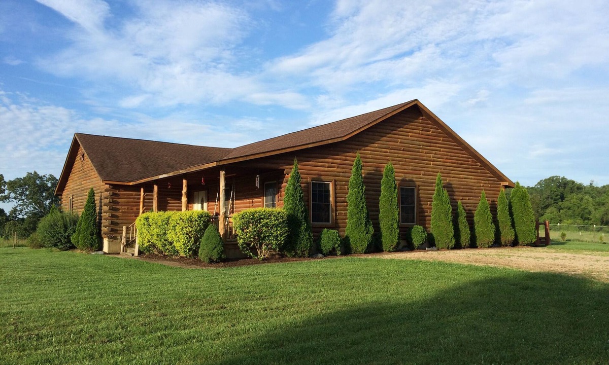 Tea Cabin | Escape to PARADISE on 10 sprawling acres in which to do anything you please!