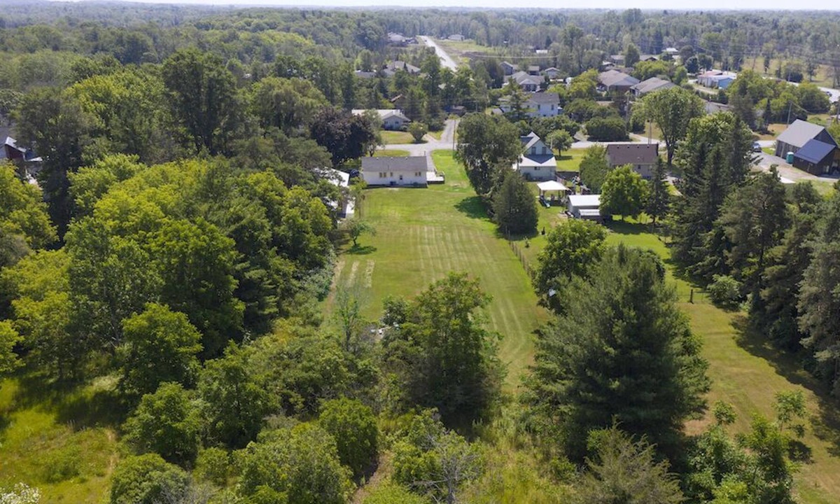Carrying Place House | Escape to Prince Edward County - Cozy 3 bed home