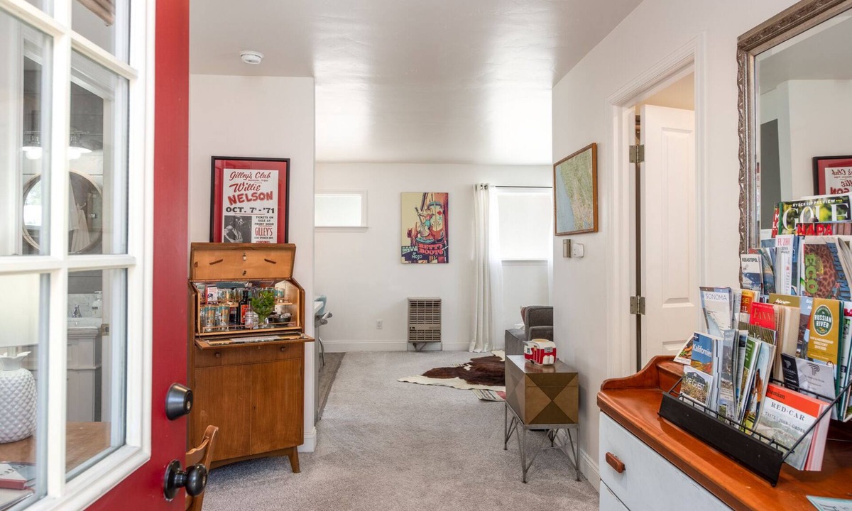 Freestone House | Escape to Sebastopol's charm, near The Barlow. We love Dogs!