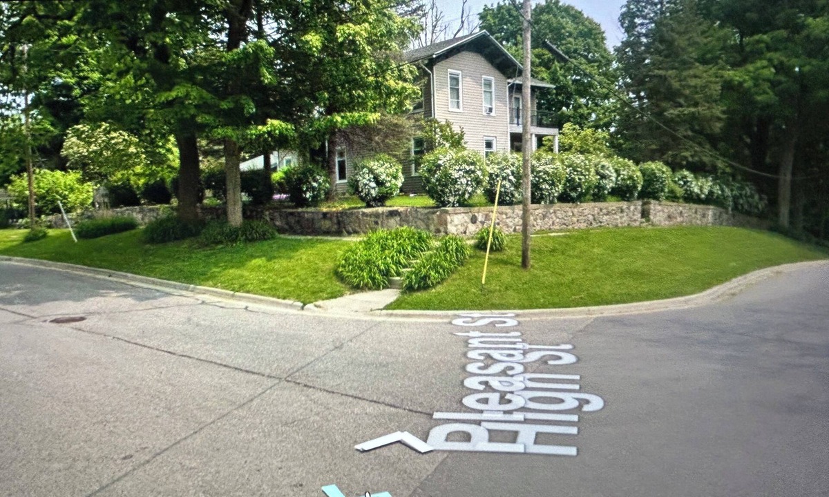 Ionia House | Escape to the Hilltop: Your Family’s Perfect Ionia Getaway.