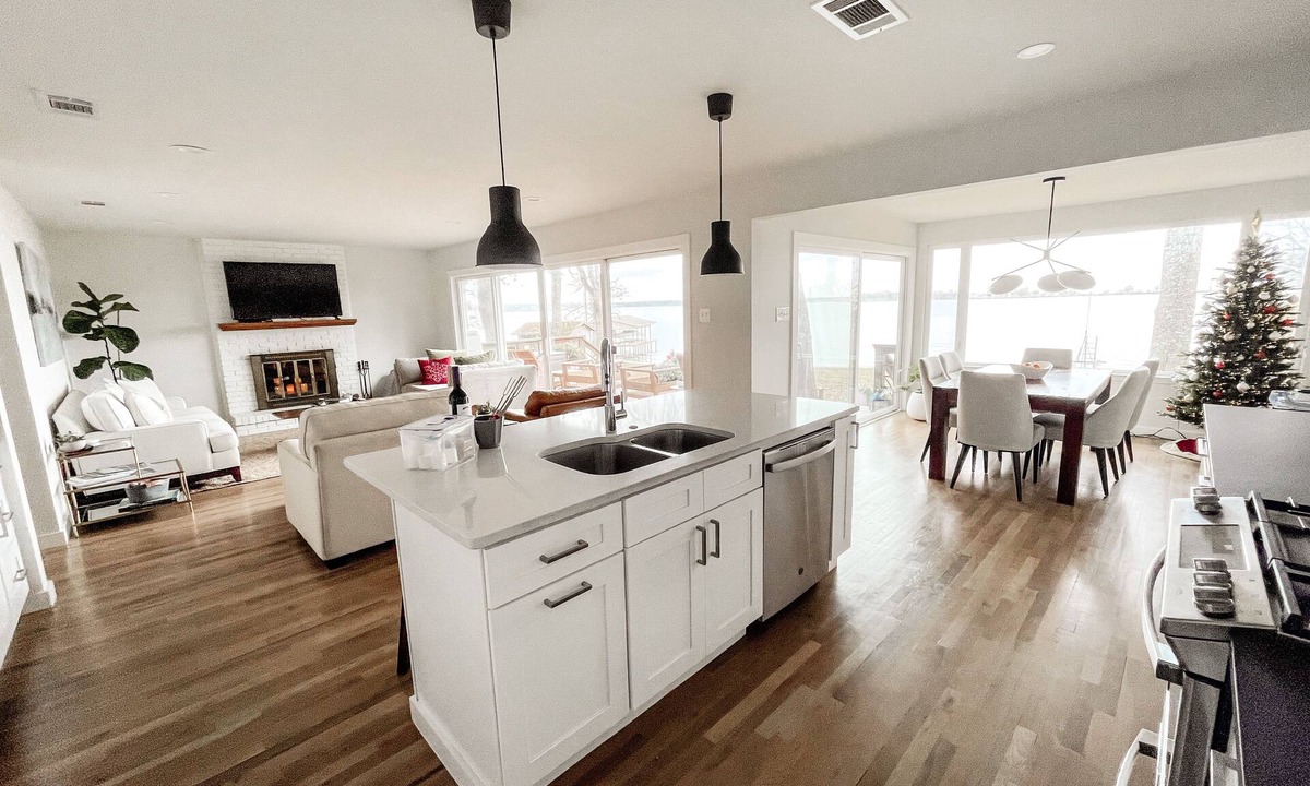 Gun Barrel City House | Escape to the Lake - Waterfront bungalow w firepit & amazing views