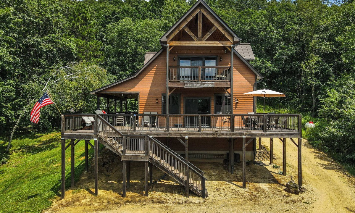 Tomah Cabin | Escape to the woodland getaway of The LeClaire Lodge - PET FRIENDLY!