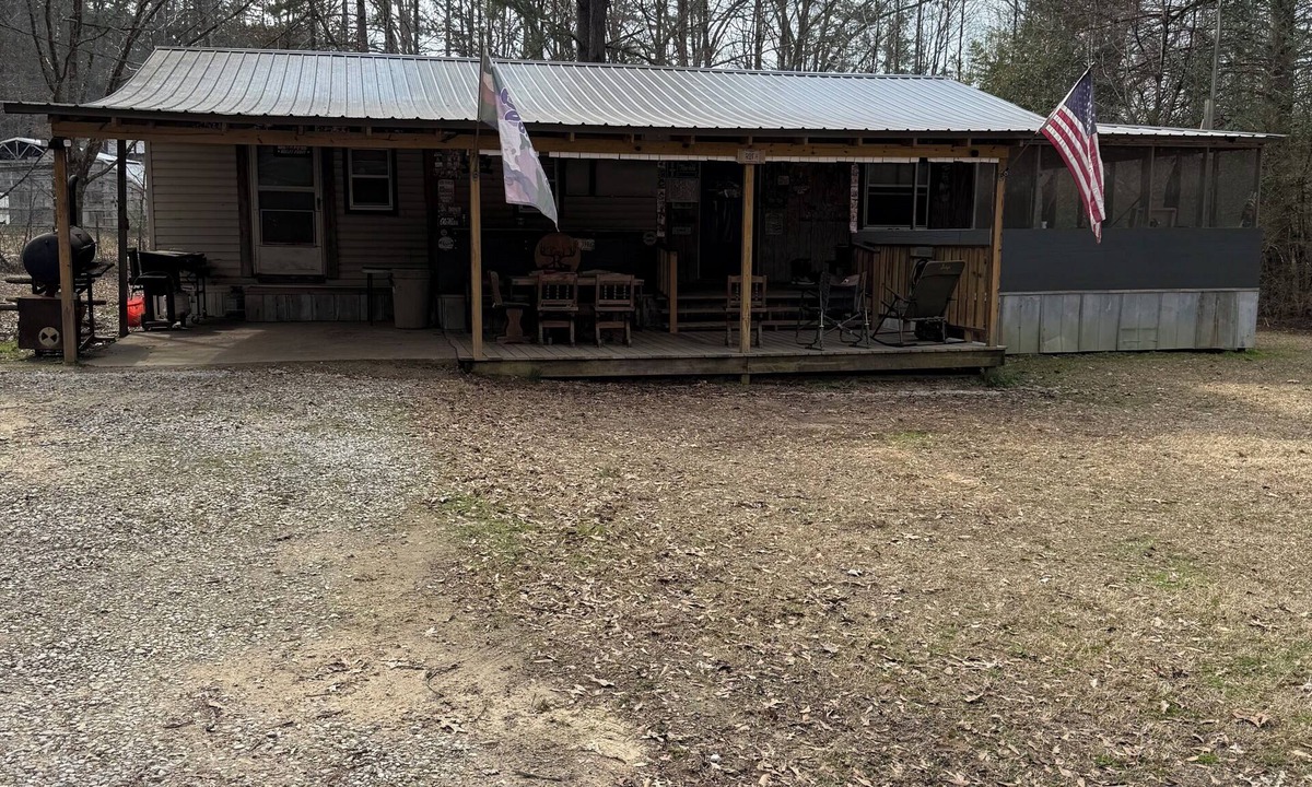 Coffeeville House | Escape to this perfect 3BR, 2BA spacious lakeside cabin!