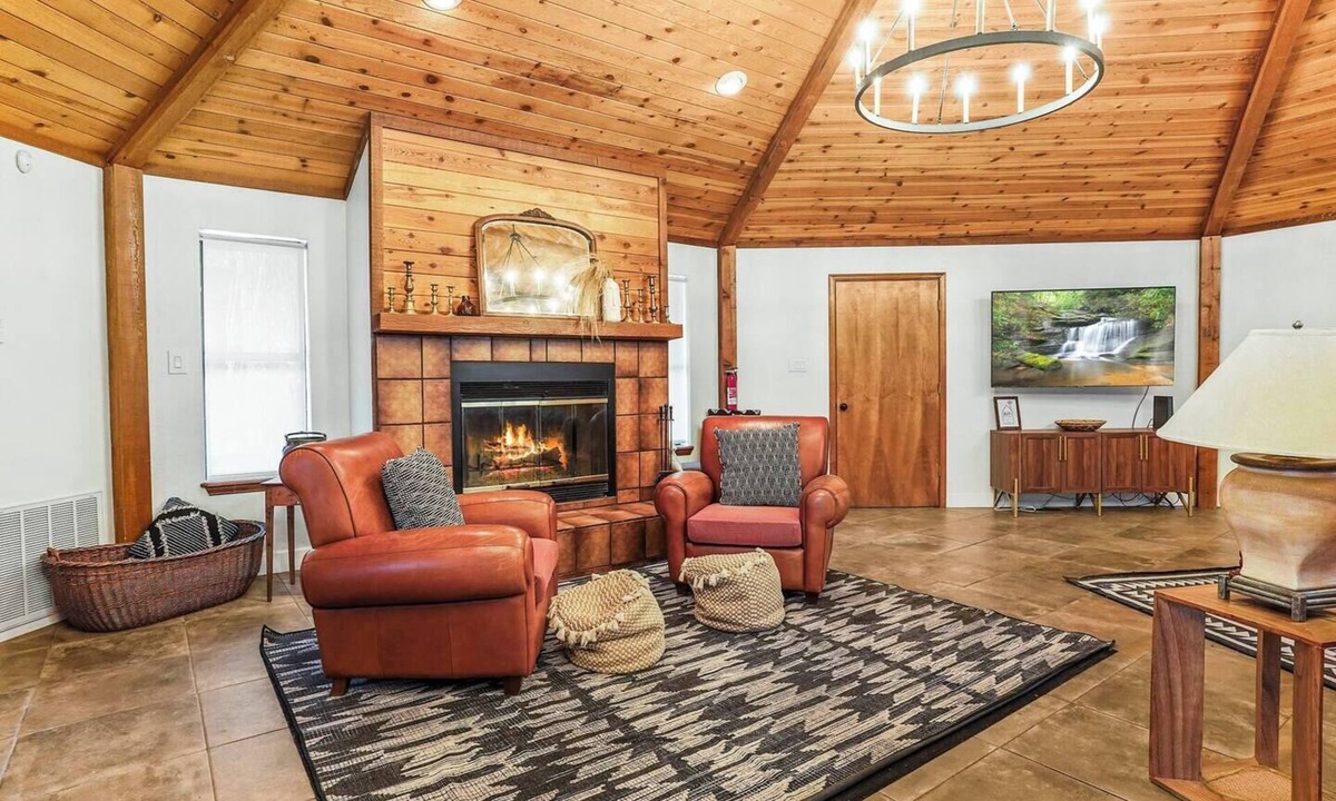 Alto House | Escape to your perfect mountain getaway! Enjoy spacious accommodations with stunning lake views, game spaces in both the "Outlaw Saloon" and kid's Bunk Room, and relaxation outdoor hot tub.