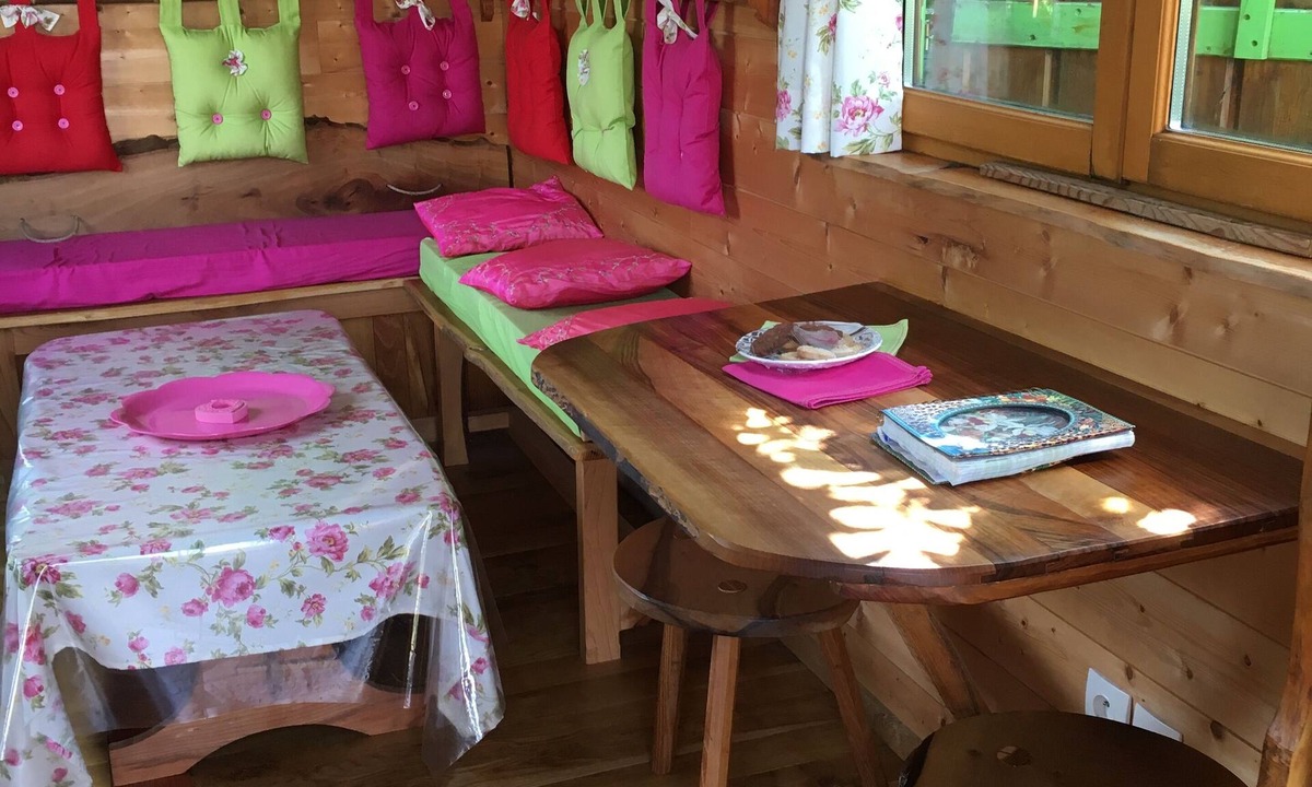 Potelle Ski Chalet | Esmeralda trailer. Unusual accomodation 2/4 persons