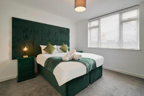 Cribbs Causeway Apartment | Esmerelda - Sleeps 8 - Contractors - Free Parking