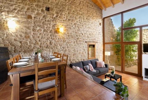 Lledo House | Espacioso pajar con chimenea y BBQ en el Matarraña