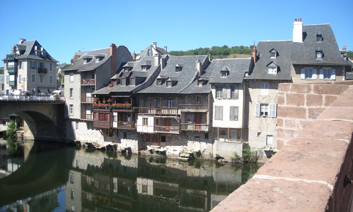 Espalion Apartment | Espalion, pleasant accommodation 5 people, heated swimming pool, ideal for families