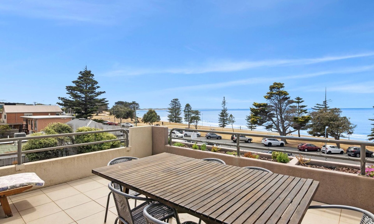 Torquay Apartment | Esplanade Absolute Beach Frontage 12-20