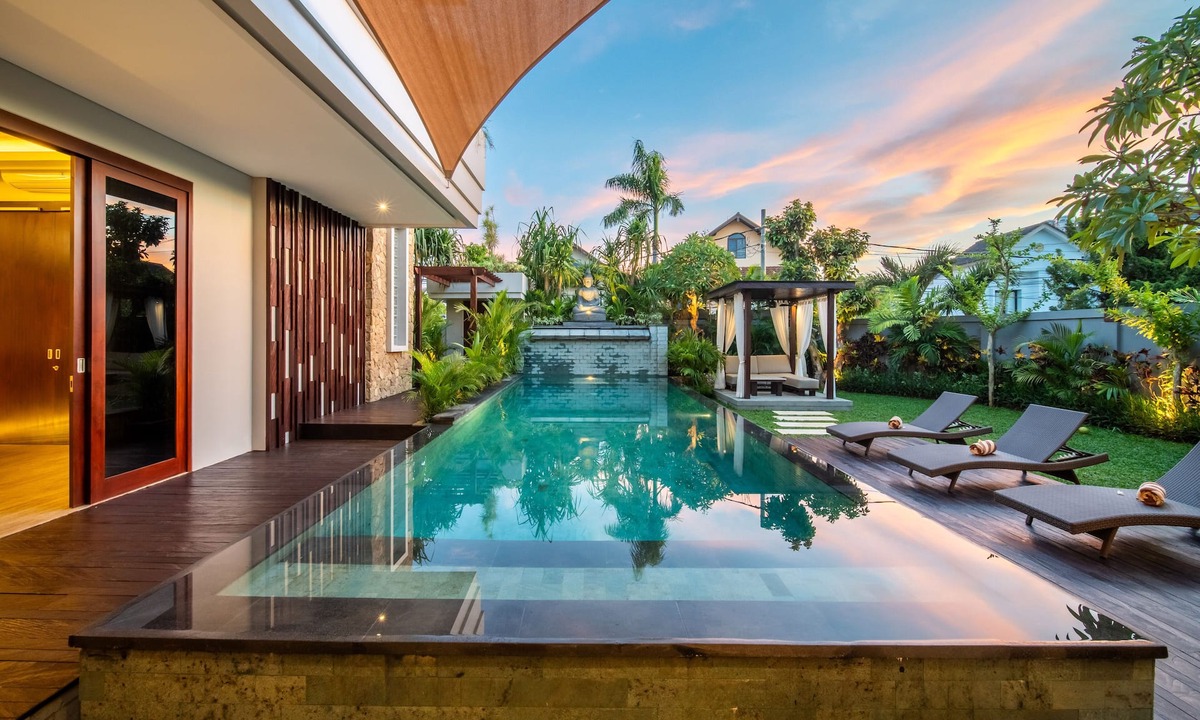 Taman Griya Villa | Estate 6BR Pool Villa in Jimbaran | 10 Min to Beach & Airport | Sleeps 12