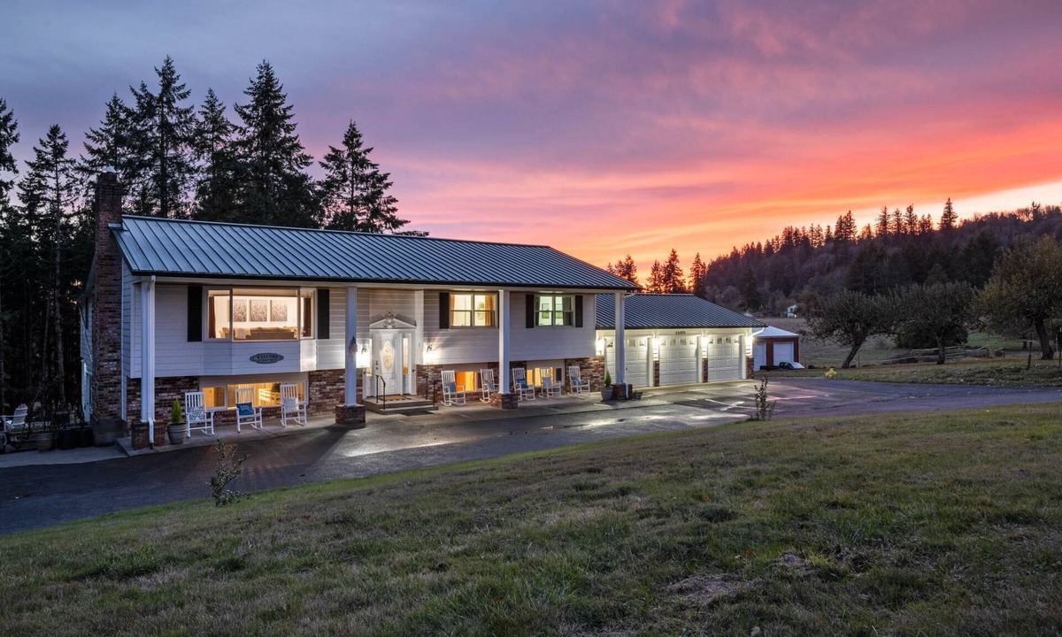 Damascus House | Estate Surrounded By Trees, Hills, and Farmland, w/Fire-Pits, Air Hockey, Foosball, BBQ, Pet-Friend