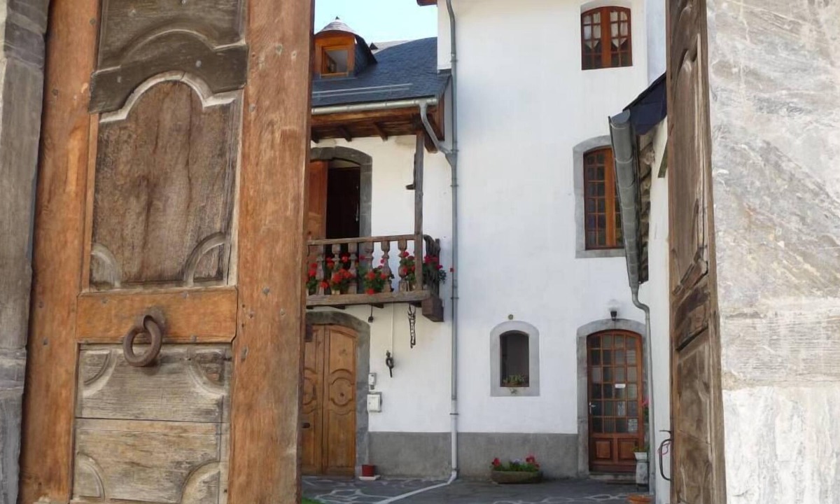 Esterre Apartment | Esterre Luz Saint Sauveur: House with character