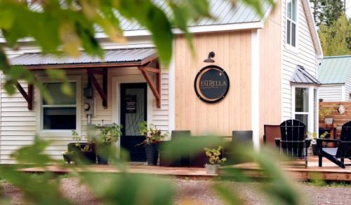 Petite-Riviere-de-l'Ile Hotel | Estrella Glamping