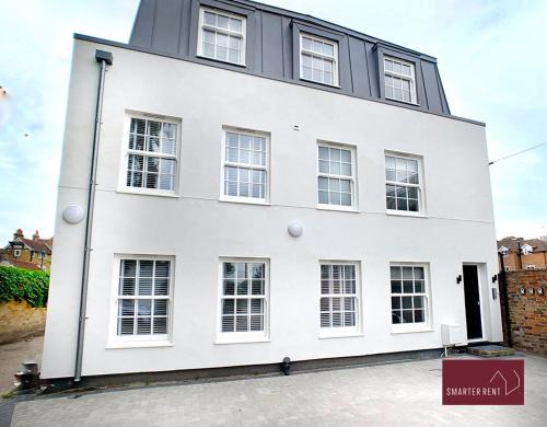 Eton Apartment | Eton Windsor - 2 Bedroom Flat - With Parking