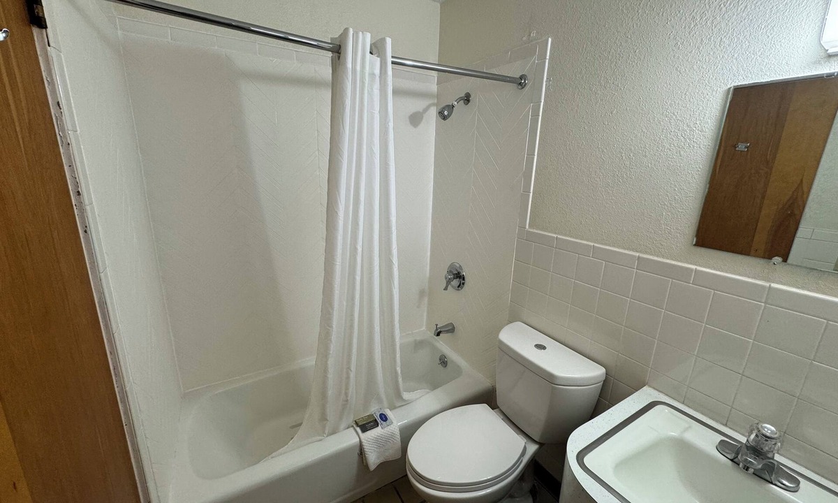 Bay City Hotel | Euclid Motel