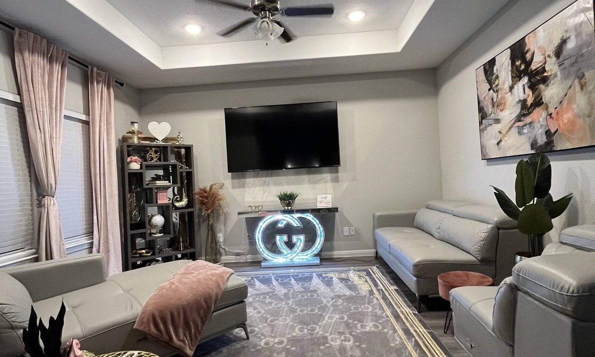 New Caney House | Euqinartnub Nivre