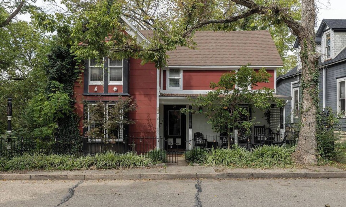 Eureka Springs Historic District Cottage | Eureka Springs 3 Bed - Teacup Cottage