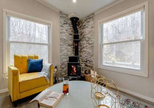 Livingston Manor House | EV Serene Modern Cozy Waterfront Fireplace Cottage