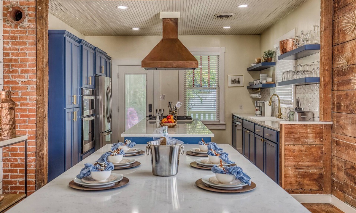 Brenham House | Eva on West Alamo-Walk to Downtown Brenham!