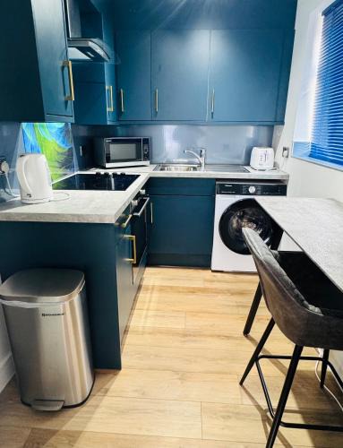 Kenilworth Apartment | EVELYN - KENILWORTH STUDIO FLAT 30m2 - PRIVATE PARKING