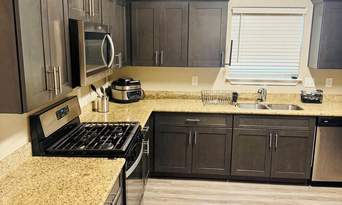 Northeast Houston House | EVENTS ALLOWED Spacious 4 bed 2 bath home Downtown Houston Sleeps 15+