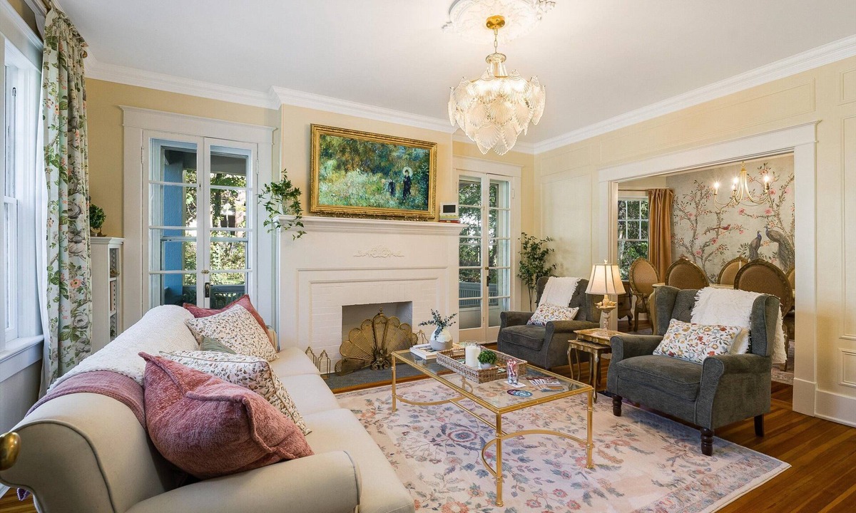 Staunton Apartment | Ever After: Luxury, Romantic Unit + Walk Downtown