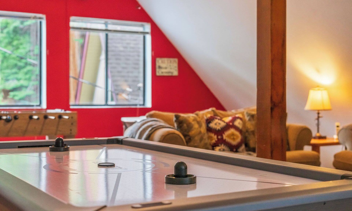 Dorrington Cabin | Evergreen Chalet Game Room Kayaks & SUP Big Trees Pool Access