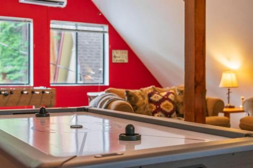Dorrington House | Evergreen Chalet Game Room Kayaks & SUP Big Trees Pool Access