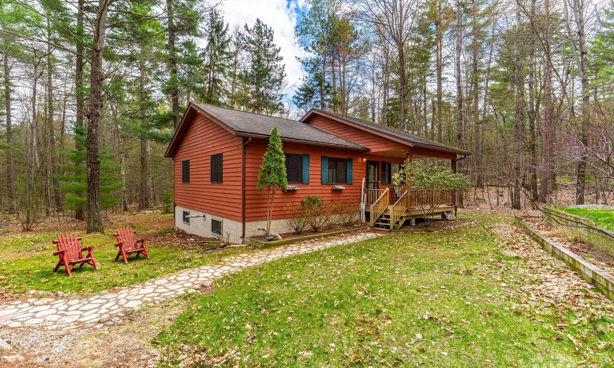 Jay House | Evergreen Escape: Cozy 3BR Jay cabin, pet-friendly, near Whiteface Mountain