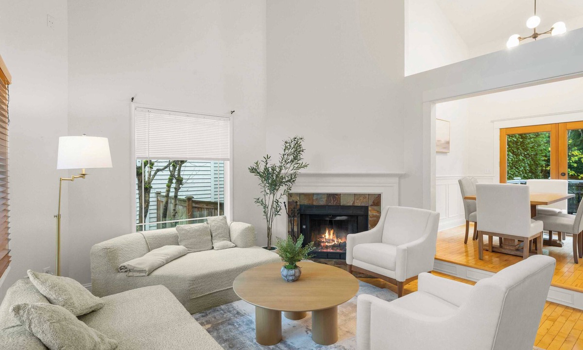 Norkirk House | Evergreen Home on 8th Ave｜Workspace｜WFH Ready｜Private Deck｜Garage Access