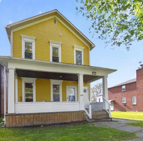 Downtown Niagara Falls Apartment | Evergreen Niagara 17-min walk Free Wifi Parking