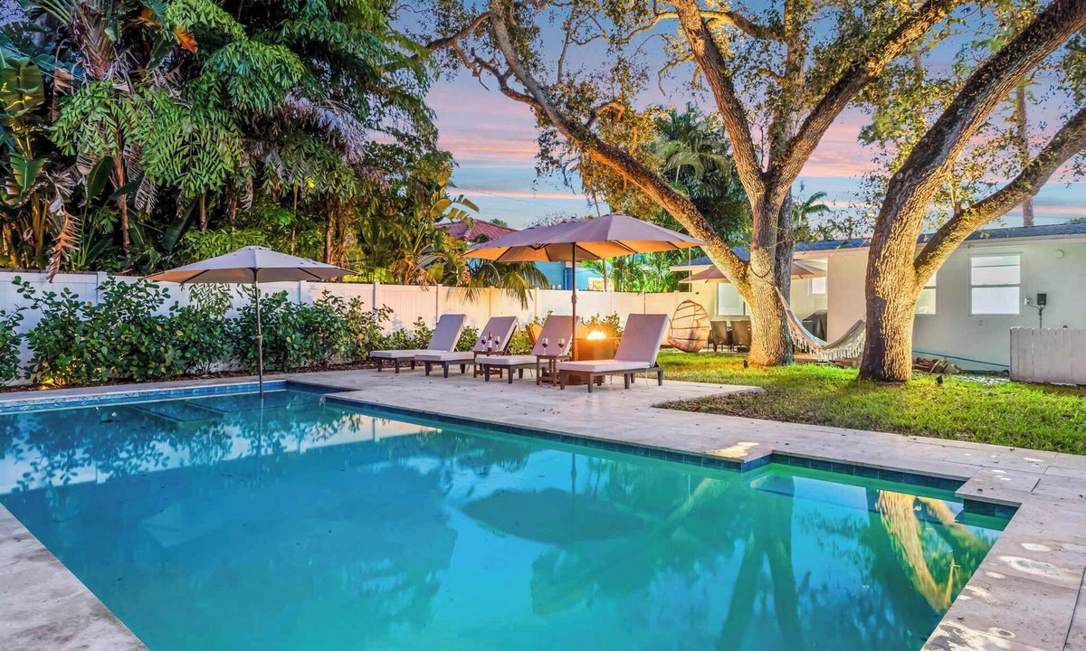 Central Corals House | Evergreen Retreat w/Private Pool 5 Min Beach