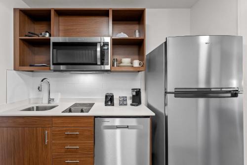 Greenwich Hotel | Everhome Suites Wichita Northeast by Choice Hotels